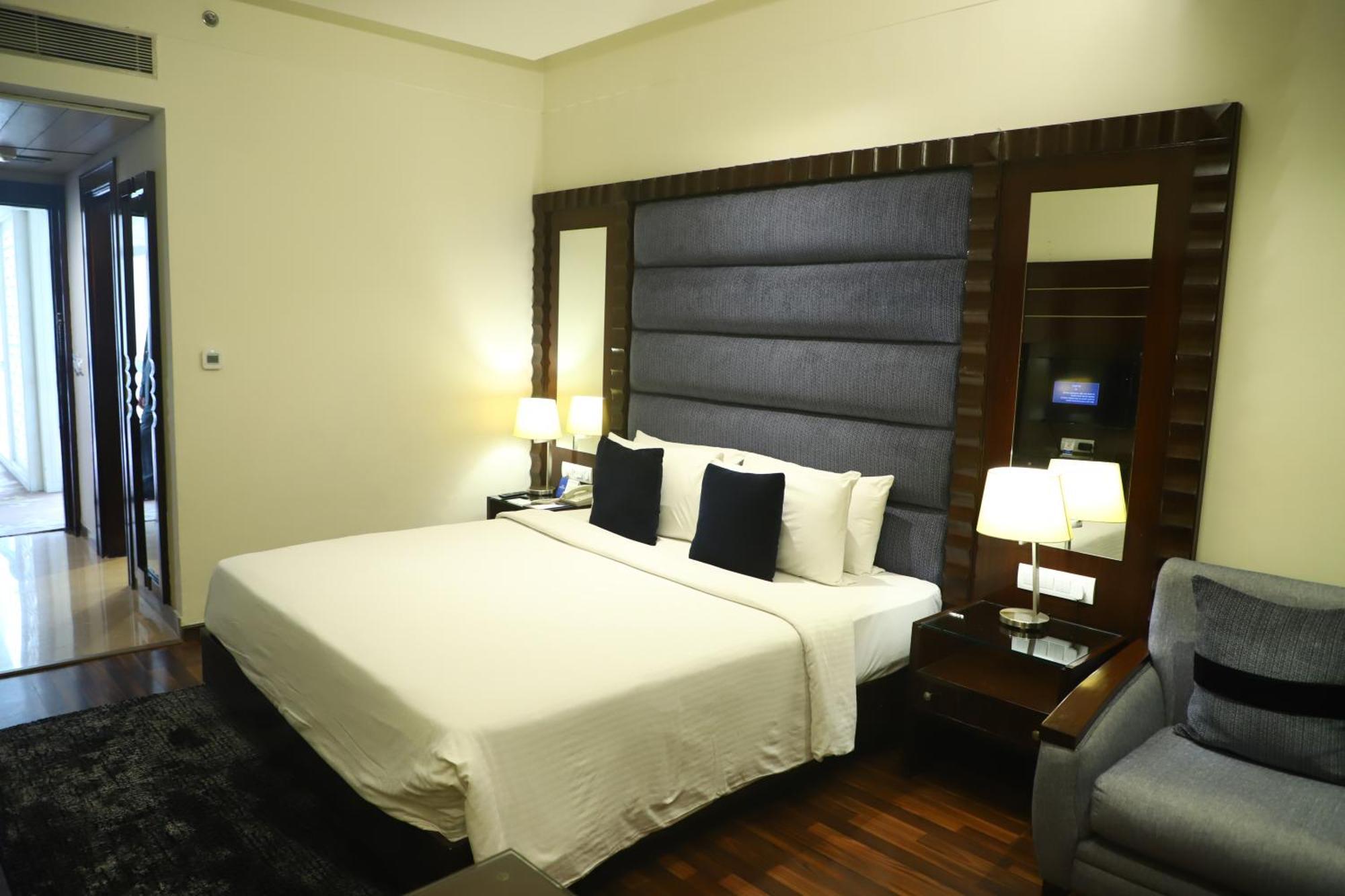Deventure Sarovar Portico Kapashera, New Delhi Екстер'єр фото