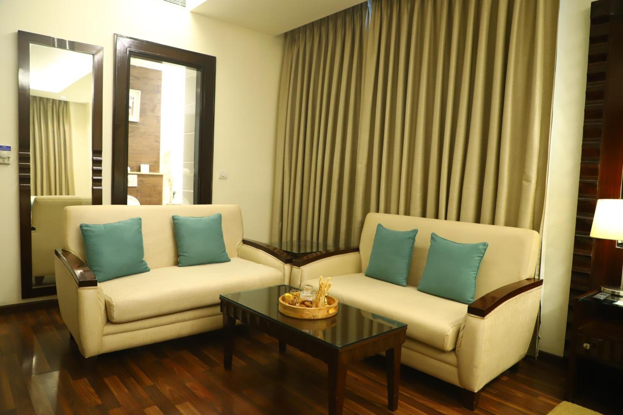 Deventure Sarovar Portico Kapashera, New Delhi Екстер'єр фото